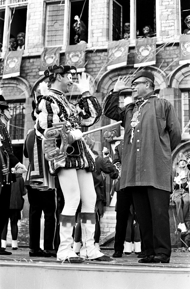 Carnaval 1967 Agge maar leut et. Twee belangrijke gasten op het erepodium voor, Bestanddeelnr 920-0431