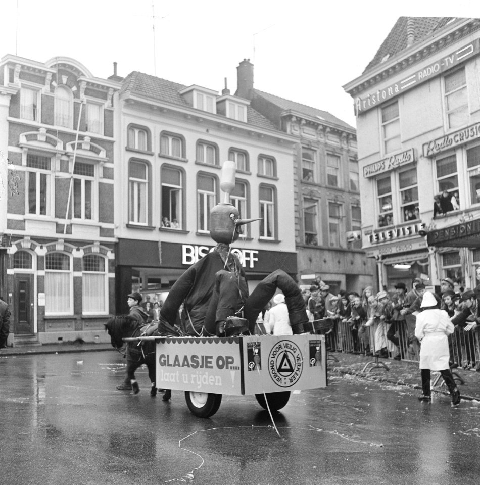 Carnaval te Bergen op Zoom , wagen Glaasje op laat u rijden, Bestanddeelnr 918-8108