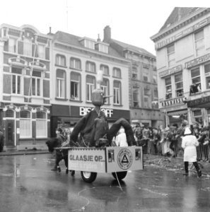 Carnaval te Bergen op Zoom , wagen Glaasje op laat u rijden, Bestanddeelnr 918-8108