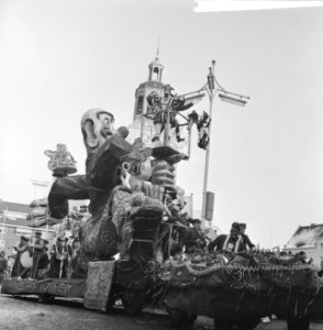 Carnaval 1963. Prins Amadore 18 arriveert in Den Bosch ontvangen door burgemeest, Bestanddeelnr 914-8627