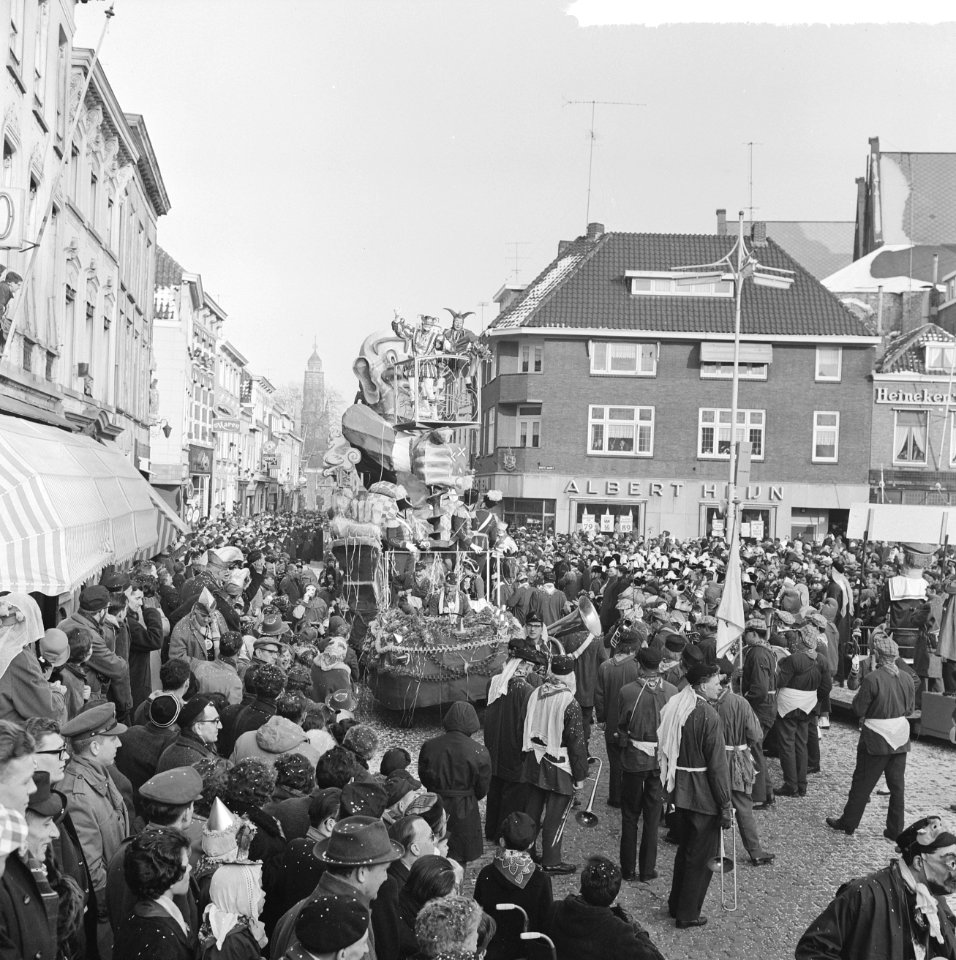 Carnaval 1963. Prins Amadore 18 arriveert in Den Bosch ontvangen door burgemeest, Bestanddeelnr 914-8624