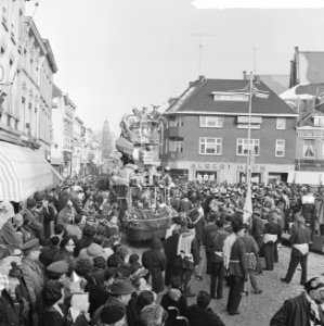 Carnaval 1963. Prins Amadore 18 arriveert in Den Bosch ontvangen door burgemeest, Bestanddeelnr 914-8624