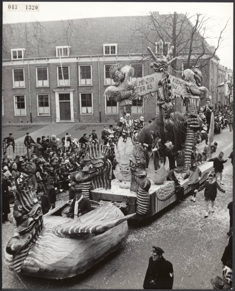 Carnaval in Zuid-Nederland. Opname van een van de vele optochten, Bestanddeelnr 043-1320