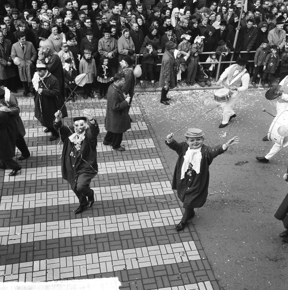 Carnaval Bergen op Zoom , Prins Nilles 2 groet voor he stadhuis feestend Bergen , Bestanddeelnr 917-4803