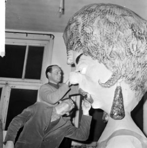 Carnaval 1965, in Den Bosch wordt hard gewerkt met het verven van zelfgemaakt po, Bestanddeelnr 917-4392