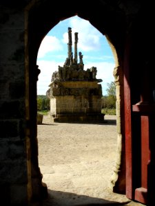 Calvaire de Tronoën, vue de la porte de la chapelle