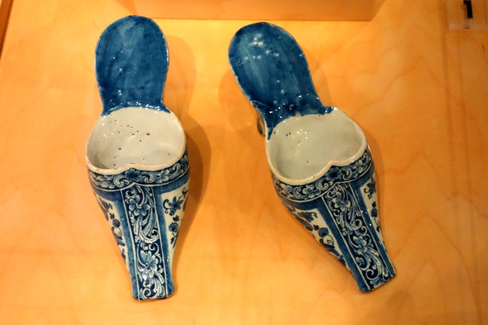 Ceramic shoes given as wedding gifts, Netherlands, 1690-1700 - Bata Shoe Museum - DSC00197