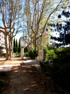 Caluire-et-Cuire - Place Jean Gouailhardou, monument aux morts de profil (1)