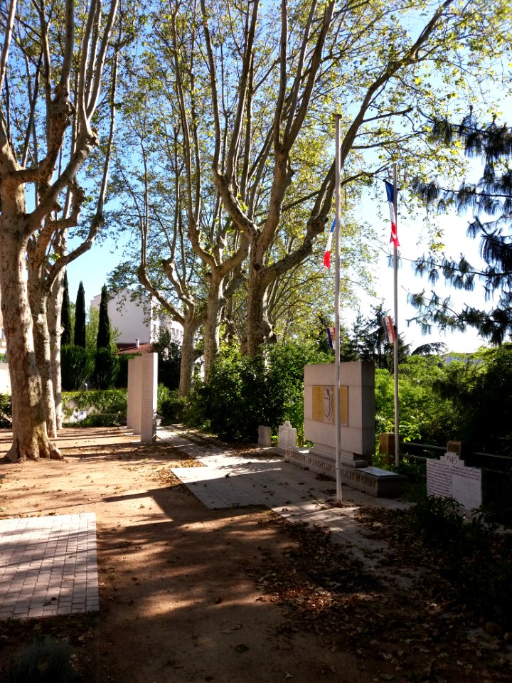 Caluire-et-Cuire - Place Jean Gouailhardou, monument aux morts de profil (2)