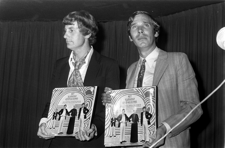 Cabaret grammofoonplaten Phonogram in Amsterdam. Gerard Cox en rechts Frans Hals, Bestanddeelnr 922-8456