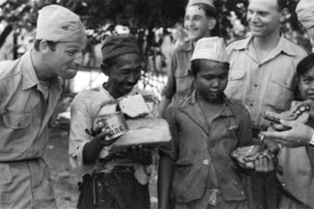 Cabaret-gezelschap Starten Maar. Indonesische man en twee jongens krijgen alle, Bestanddeelnr 513-6-4