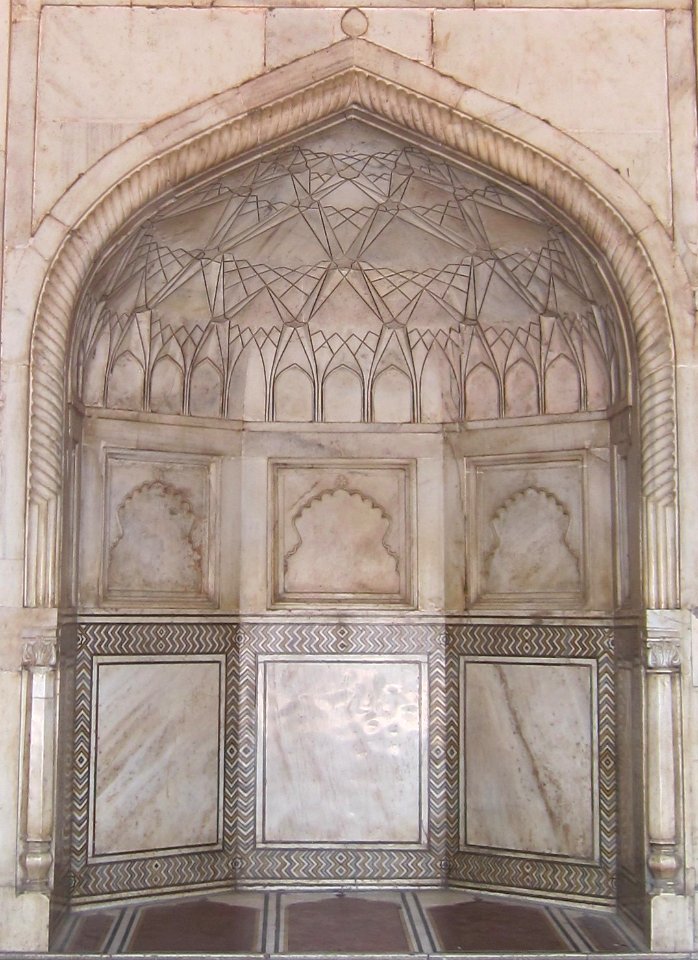 Center mihrab, Taj Mahal mosque (cropped)