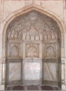 Center mihrab, Taj Mahal mosque (cropped) photo