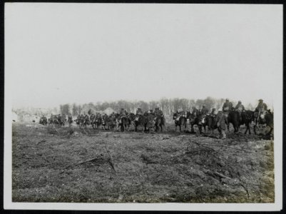 Cavalry entering a captured village, near Arras during the recent operations, Bestanddeelnr 158-0254