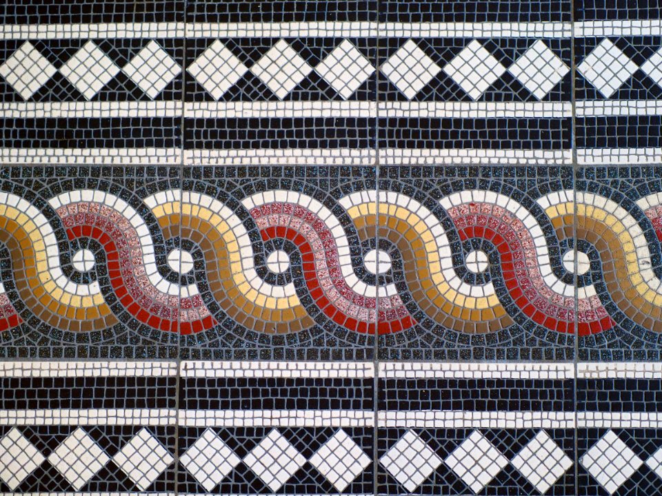 Bundesallee.1.Bodenmosaik.im.Foyer