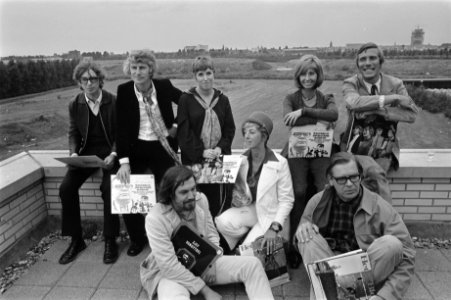 Cabaret-LPs uitgereikt, Amsterdam v.l.n.r. boven Ruud Bos, Gerard Cox, Jenny Ar, Bestanddeelnr 923-8083