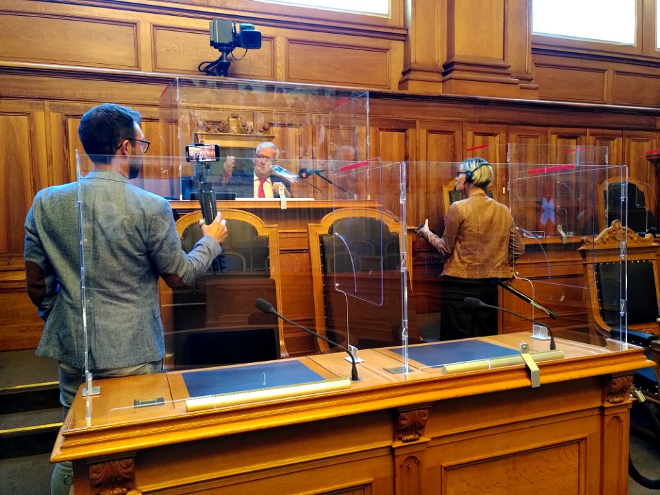 Bundeshaus mit Plexiglasschutz 02