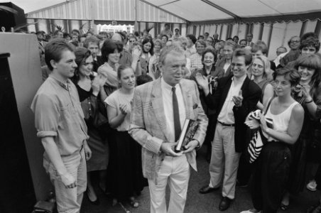 Cabarethistoricus Jacques Klöters schreef 100 jaar amusement in Nederland. De , Bestanddeelnr 934-0255