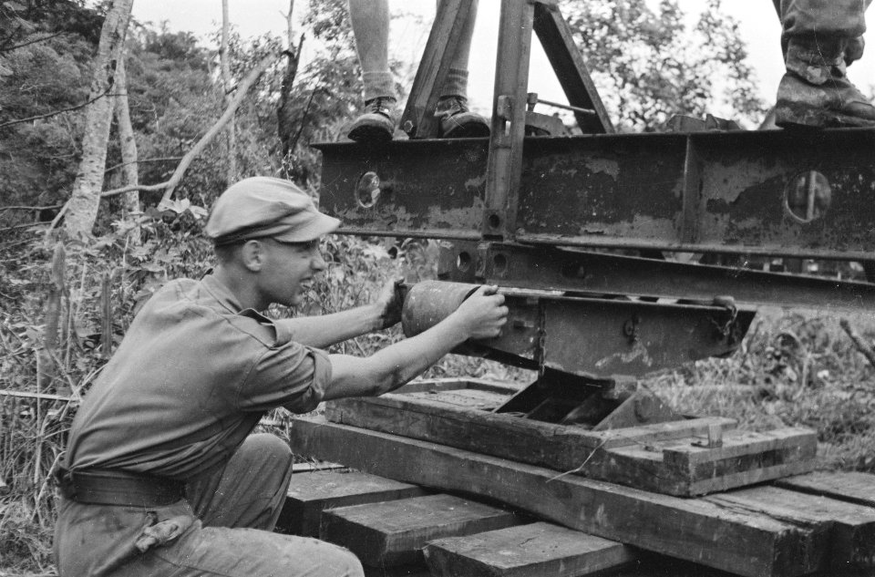 Brug bij Ladjan Bij Ladjan werd door de genie uit Salatiga een Baileybrug geleg, Bestanddeelnr 443-2-4
