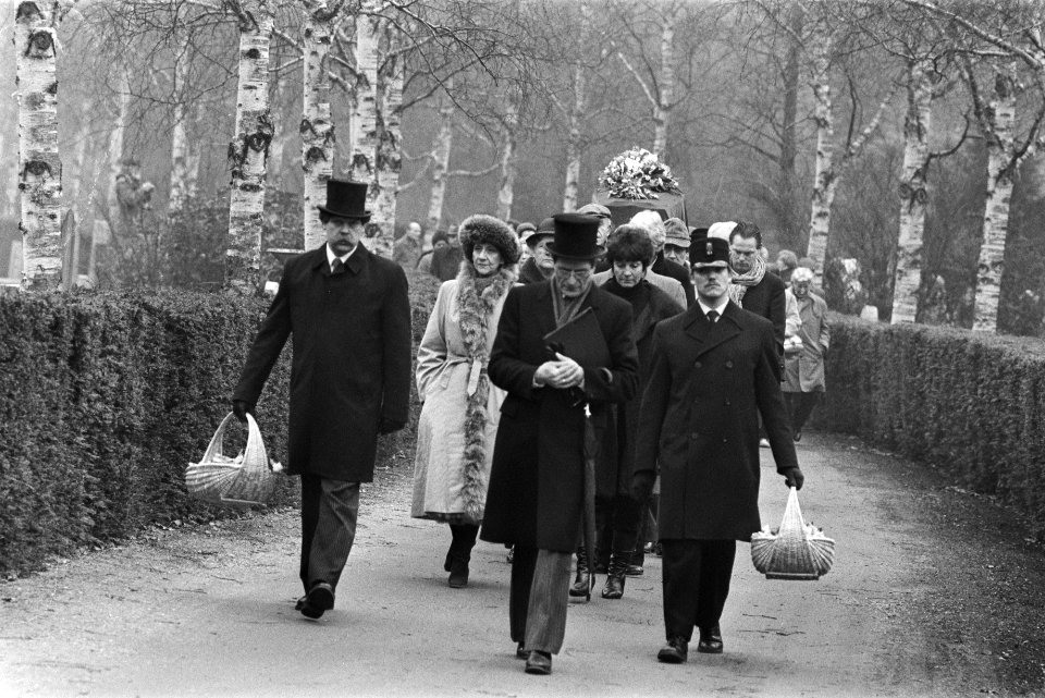 Cabaretier Frans Halsema begraven (Amsterdam) de stoet met links Conny Stuart e, Bestanddeelnr 932-8840