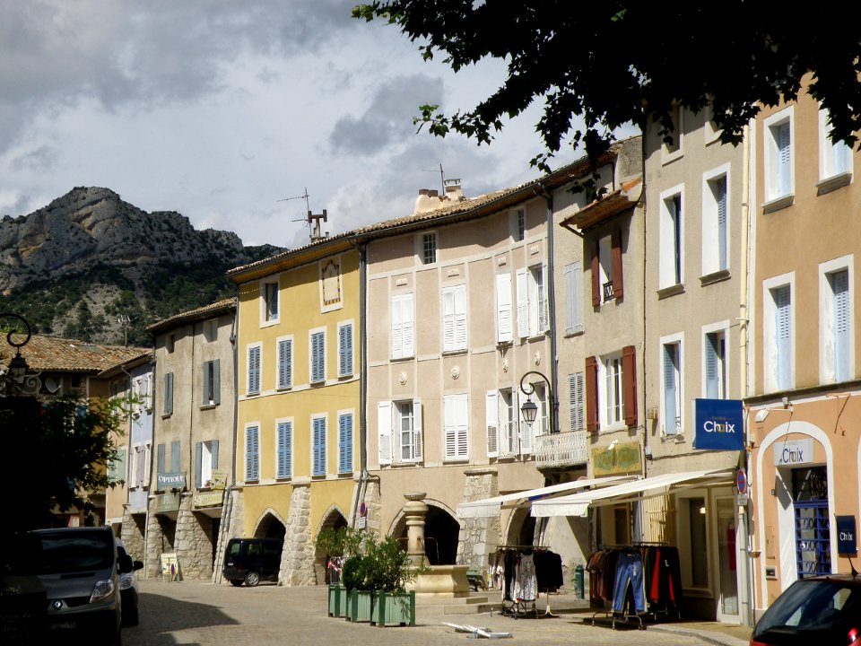 Buis-les-Baronnies Place des Arcades 1