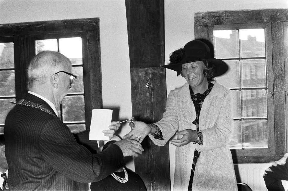 Burgemeester Samkalden overhandigt de sleutel aan Prinses Beatrix, Bestanddeelnr 928-1156