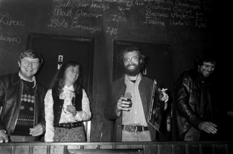 Cabaretgroep KK sjo brengt LP uit in De Fles , Hans Dorrestijn met LP (midden), Bestanddeelnr 927-4789