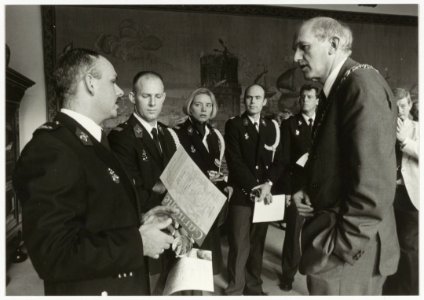 Burgemeester Pop reikt de onderscheidingen van de stichting Carnegie Heldenfonds uit aan 5 agenten van het Haarlemse Politiekorps die een bewoner uit een brandend huis hebben gehaald voor de, NL-HlmNHA 54036107