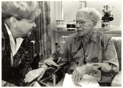 Burgemeester Schmitz op bezoek in de Janskliniek bij de 100-jarige mevrouw Apolonia Timmerman. NL-HlmNHA 54032090