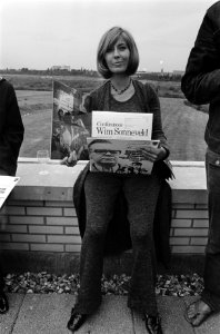 Cabaret-LPs uitgereikt, Amsterdam Willeke Alberti met platen, Bestanddeelnr 923-8084