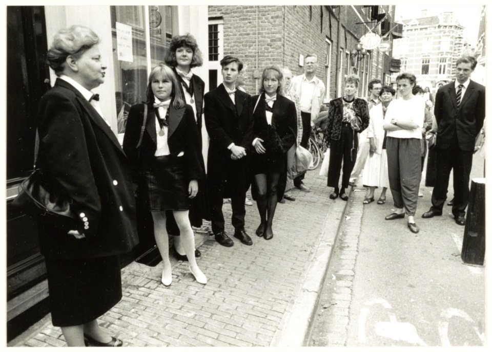Burgemeester Schmitz opent het gerenoveerde pand van het Haerlems Studenten Gildt aan de Kleine Houtstraat 74. NL-HlmNHA 54031902