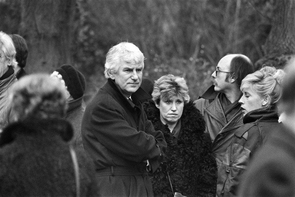 Cabaretier Frans Halsema begraven (Amsterdam) vlnr Gerard Cox, Jenny Arean en J, Bestanddeelnr 932-8841