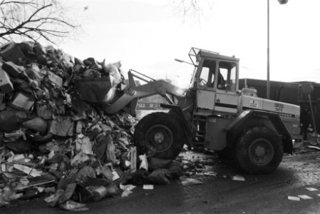 Bulldozer haalt het huisvuil weg, Bestanddeelnr 932-7968
