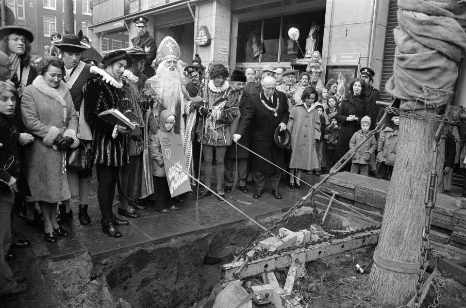 Burgemeester Samkalden planten boom op Dam, Bestanddeelnr 928-2715