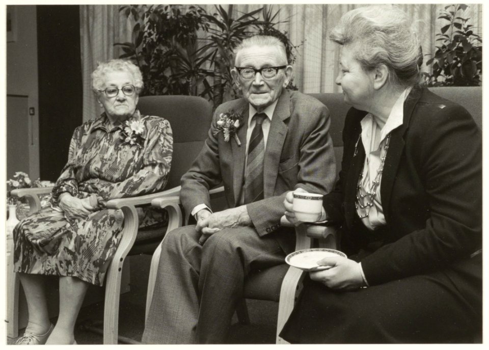 Burgemeester Schmitz op bezoek bij het echtpaar Overbeek i.v.m. hun 65-jarig huwelijksfeest. NL-HlmNHA 54032267