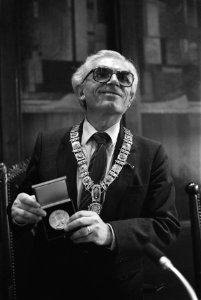 Burgemeester Polak toont een medaille, Bestanddeelnr 932-6045