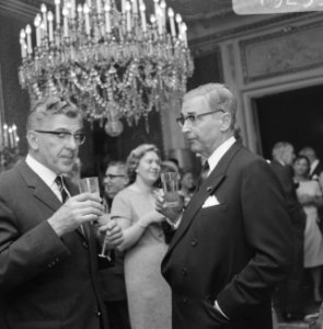 Burgemeester Thomassen bracht bezoek aan collega Burgemeester Van Hall te Amster, Bestanddeelnr 919-2957