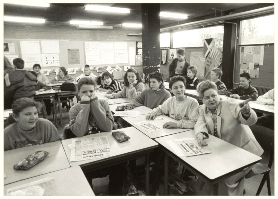 Burgemeester Schmitz op bezoek bij de Schoter Scholengemeenschap aan de Planetenlaan i.v.m. een project voor Zimbabwe. NL-HlmNHA 54031585