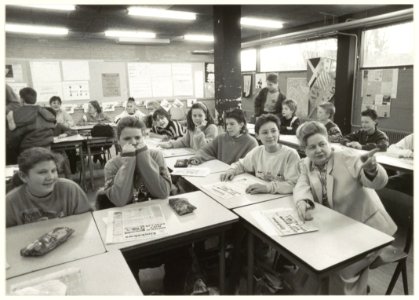 Burgemeester Schmitz op bezoek bij de Schoter Scholengemeenschap aan de Planetenlaan i.v.m. een project voor Zimbabwe. NL-HlmNHA 54031585