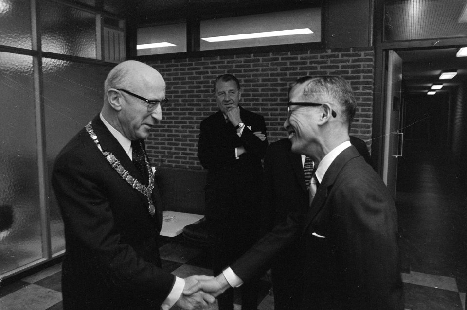 Burgemeester Samkalden schudt de hand van een van de directieleden van de Japans, Bestanddeelnr 925-6725