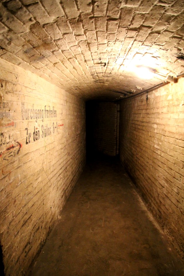 Bunker am Weinberg, Kassel, Gang zu den Stollen 6-1