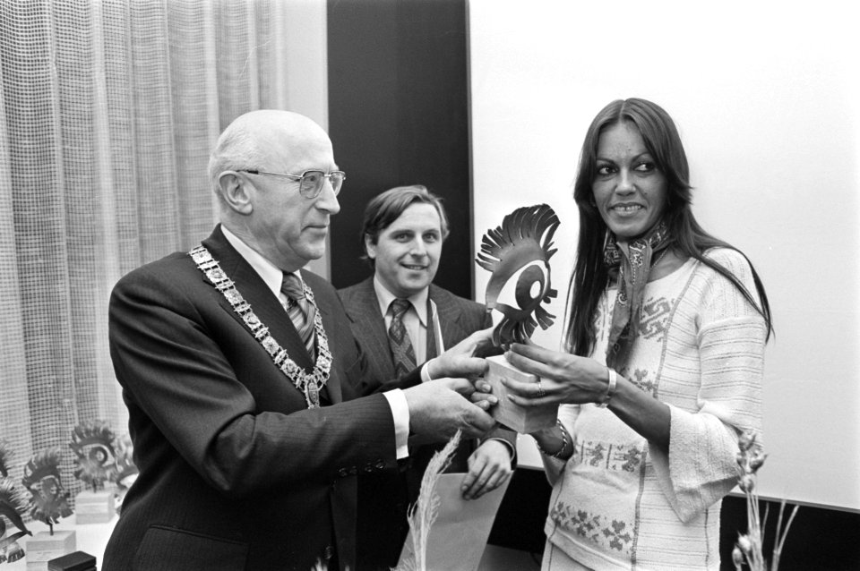 Burgemeester Samkalden van Amsterdam overhandigt de prijs, Bestanddeelnr 929-1115