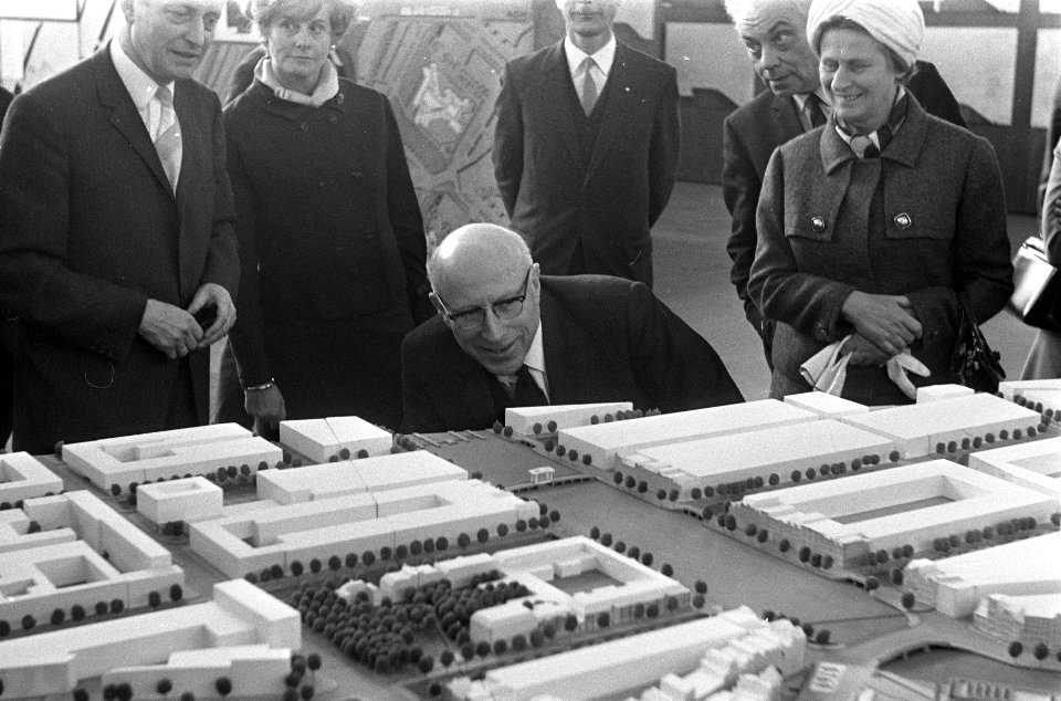 Burgemeester Samkalden bekijkt maquette, Bestanddeelnr 922-2210