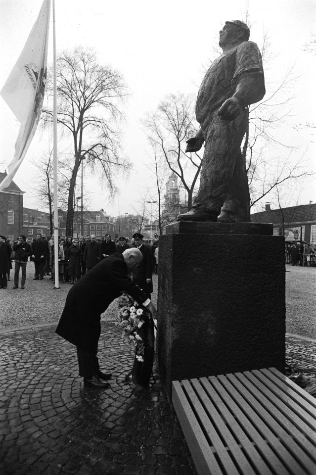 Burgemeester Samkalden van Amsterdam legt bloemen, Bestanddeelnr 929-0467