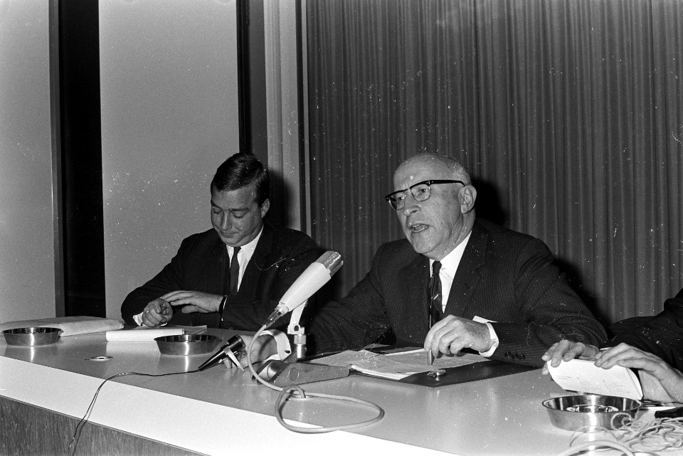 Burgemeester Samkalden terug uit Japan. Tijdens persconferentie, Bestanddeelnr 920-8531