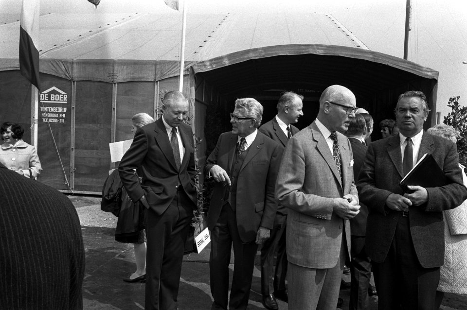Burgemeester Thomassen met gasten bij de opening van de fabriek, Bestanddeelnr 925-5875
