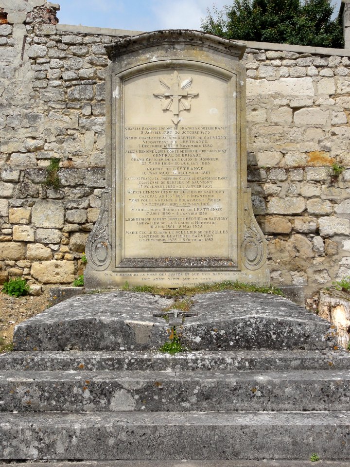 Cœuvres-et-Valsery (Aisne) pierre tombale famille Bertier de Sauvigny