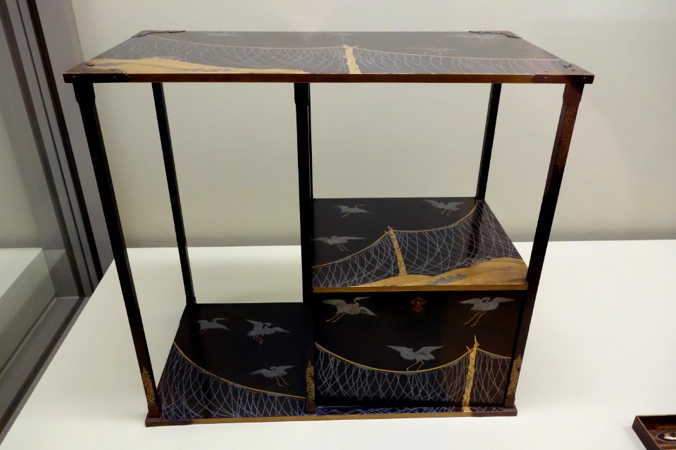 Cabinet, Edo period, 17th century, fishing-net and heron design in maki-e lacquer - Tokyo National Museum - DSC05982