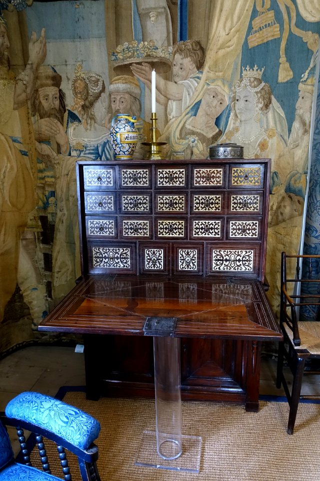 Cabinet - Kelmscott Manor - Oxfordshire, England - DSC00086