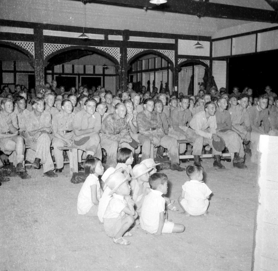 Cabaretvoorstelling in het Tiger Lane-kamp in Ipoh, Bestanddeelnr 255-6993